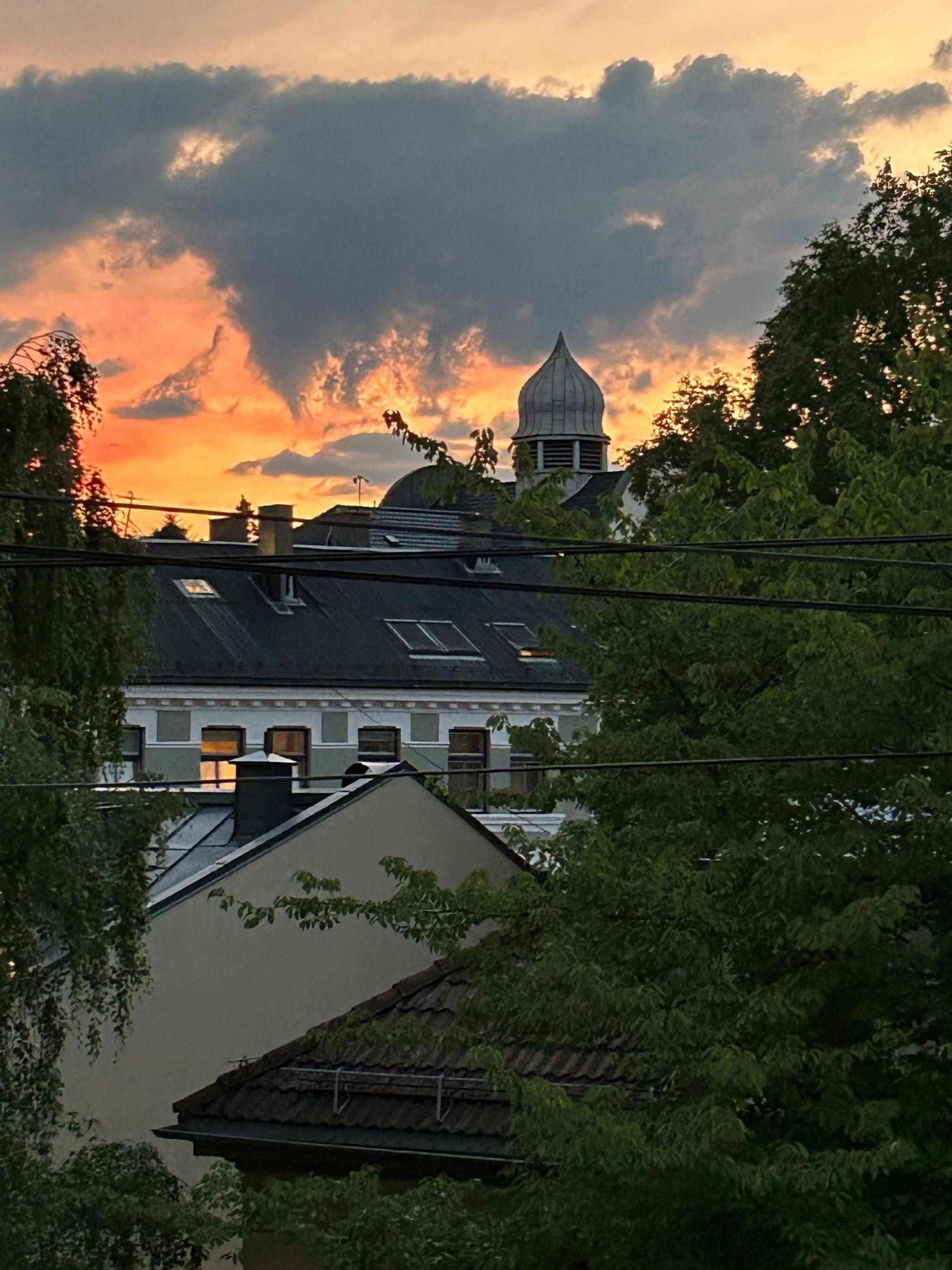 Kveldsstemning fra soveromsvinduet.